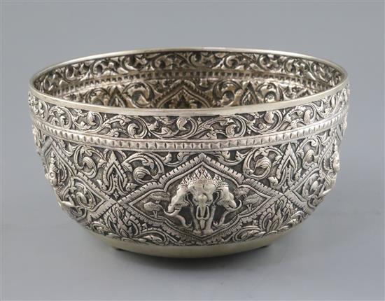 An early 20th century Thai silver bowl, 19 oz.